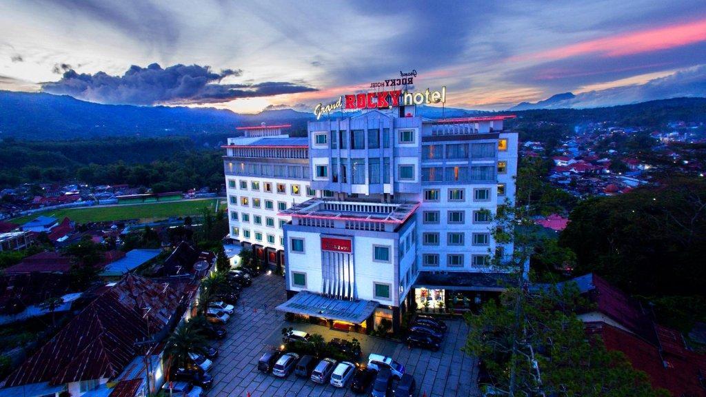 Grand Rocky Hotel Bukittinggi Bagian luar foto