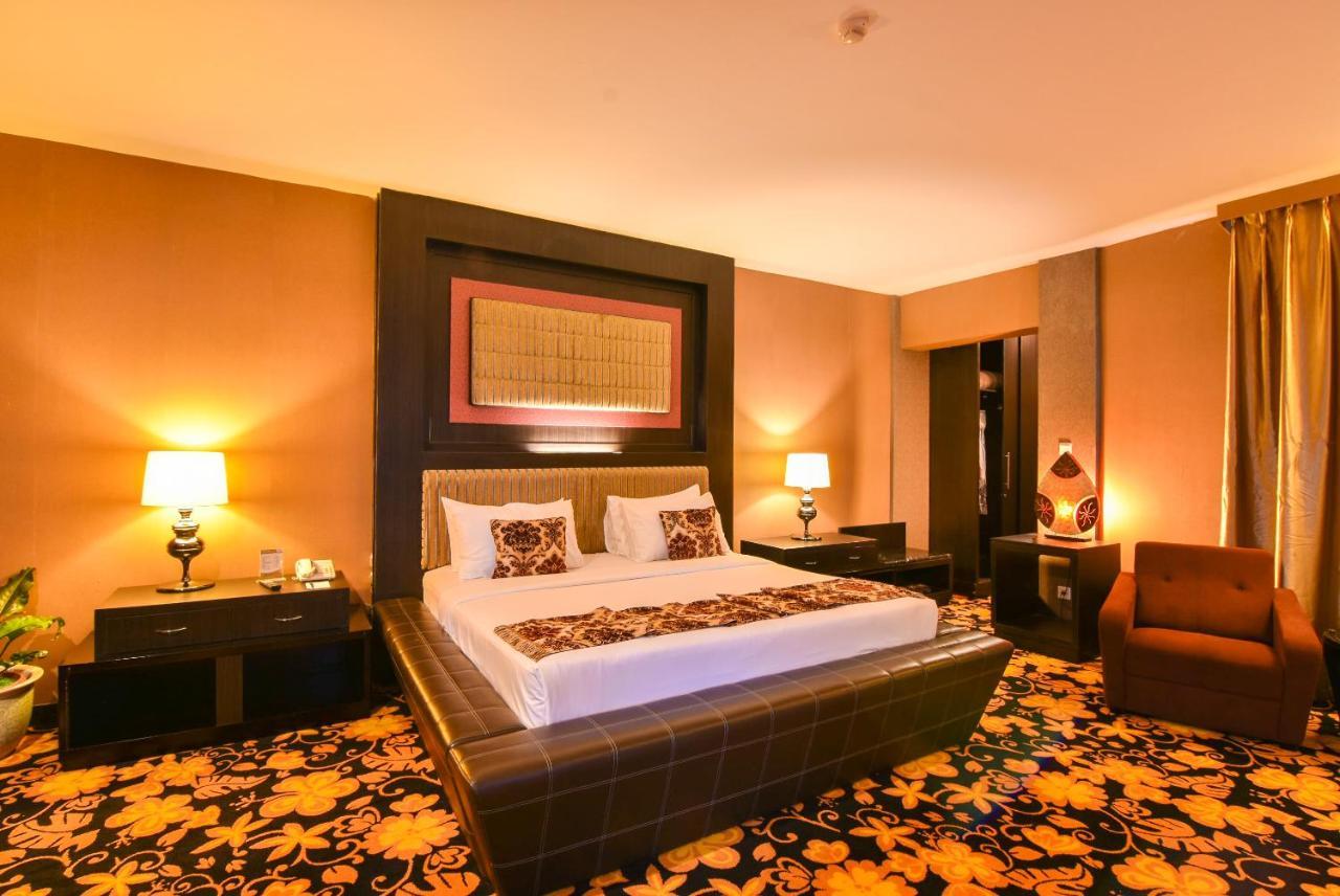 Grand Rocky Hotel Bukittinggi Bagian luar foto