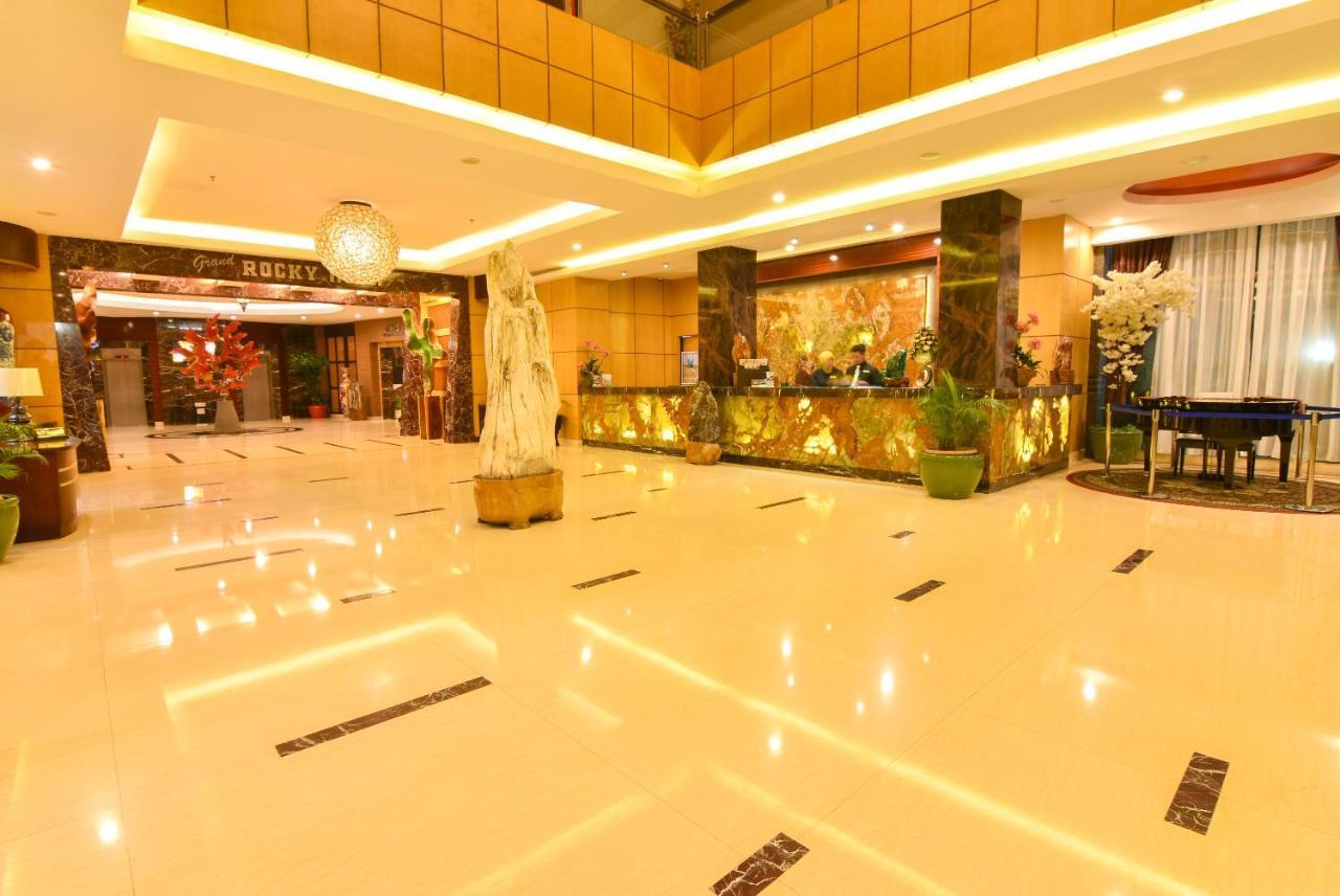 Grand Rocky Hotel Bukittinggi Bagian luar foto