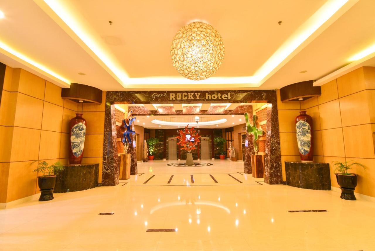 Grand Rocky Hotel Bukittinggi Bagian luar foto